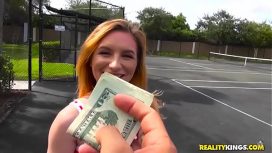 Ii ofera bani in schimbul serviciilor ei de sex
