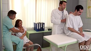 Dominica o asistenta curva sex in cabinet cu doctor si infirmier
