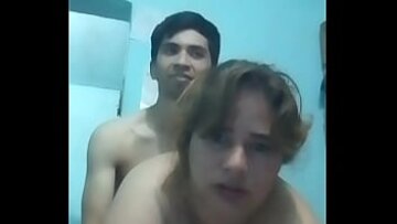 Hot Latina Milf devine țâțele ei atinse și futute doggystyle pe cameră