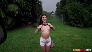 Apetitul insaciabil al lui Mae Milano pentru sexul cum și hardcore