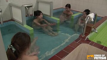 Babii japonezi pervertiți se ude și se aruncă cu degetul în orgia la duș public