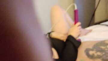 MILF se masturbează cu jucării, fantasând despre cocoșul mare