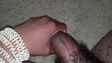 Masajul senzual al lui Super Darius Guy și sesiunea Hot Handjob