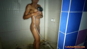 Fundul senzual al Ladyboy este curățat cu spermă la duș