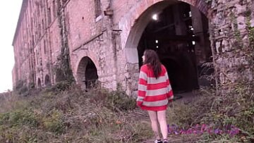Spy on Young Teen Domitilla care se masturbează în aer liber