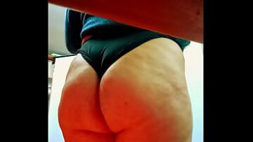 Sesiunea BDSM: fundul cel mare al lui Antonella bătut cu un bullwhip