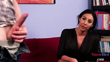 Voyeur cfnm milf în ciorapi și tocuri mari tachinează seducător și se înnebunește