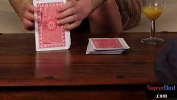 O fetiță seducătoare de lenjerie intimă cu tatuaje își tachinează iubitul în timp ce îl privește cum se masturbează cu tocuri înalte