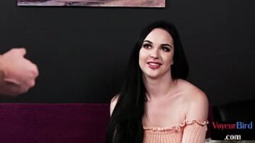 O amatoare elegantă în ciorapi și tocuri înalte tachinează și seduce un bărbat să o masturească