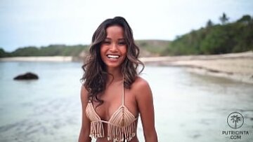 Putri Cinta, obraznică asiatică, cu sânii mari și păsărică, domină și își face partenerul să se joace de mai multe ori în această scenă fierbinte de femdom