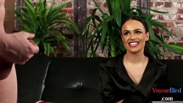 Fata elegantă CFNM, Saskia Jade, în cizme cu toc înalt, tachinează și vorbește murdar cu un bărbați