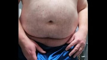 Mă simt incredibil de excitat în boxeri strâmți de mătase, arătând penisul meu mare și sexy, ras și gata de acțiune.