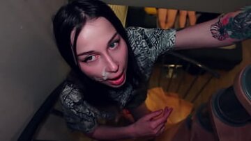 Sora vitregă aburoasă îl surprinde pe fratele vitreg cu o muie sălbatică, în timp ce părinții se bucură de porno în camera alăturată