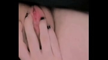 O tânără de 19 ani se masturbează cu un vibrator la lumină slabă, având nevoie de puțin ajutor