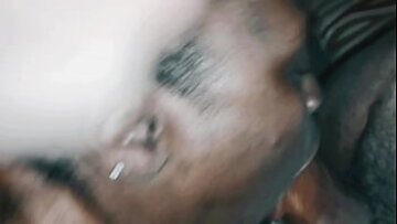 Experimentează plăcerea supremă cu această curvă MILF, în timp ce suge și înghite un penis negru masiv, dorind acea esperma fierbinte și sperma pe toată fața ei!